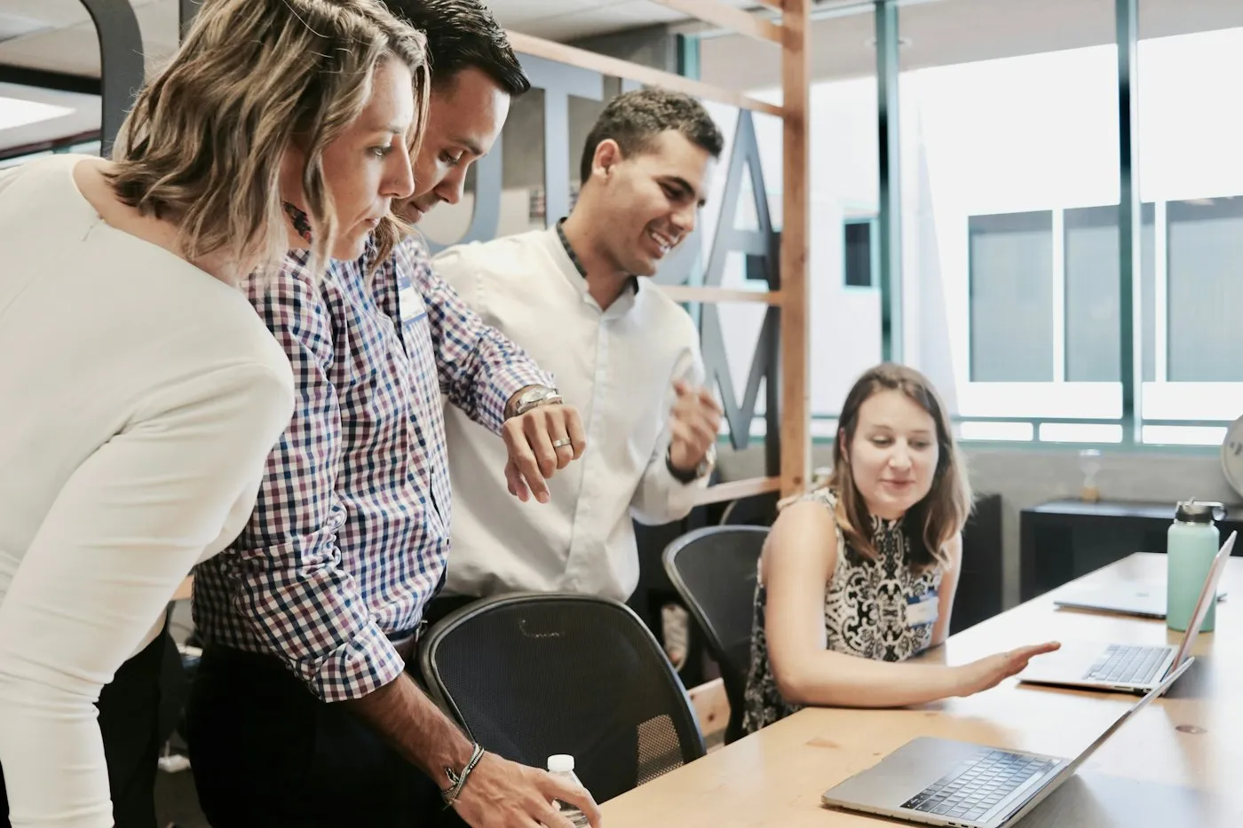 Imagen ilustrativa: emprendedores trabajando en una oficina