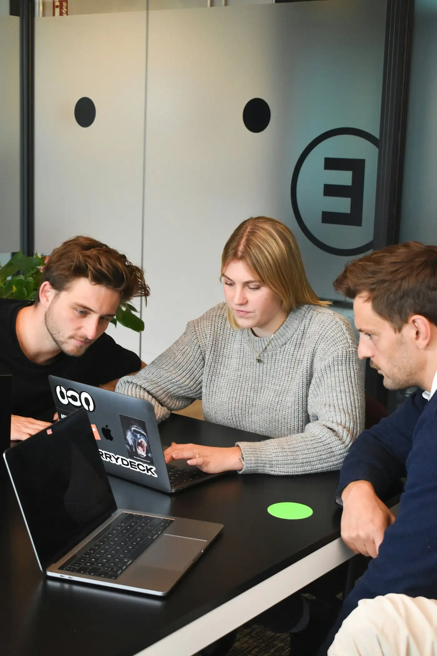 Imagen ilustrativa: personas revisando un proyecto en una laptop